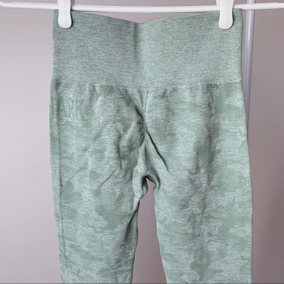 Gymshark Camo Seamless Three Piece Set - Picture 12 of 15